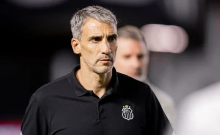 Reforço do Santos, Christian Oliva chega ao Brasil e é aguardado por Vojvoda na Vila Belmiro