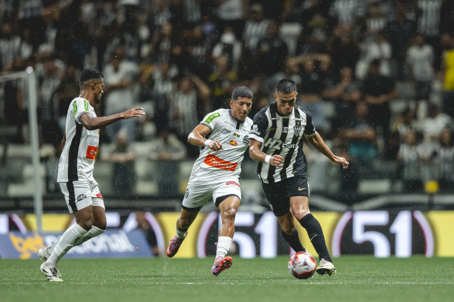 Renan Lodi critica arbitragem após empate do Atlético-MG: "Não querem nosso sétimo título"