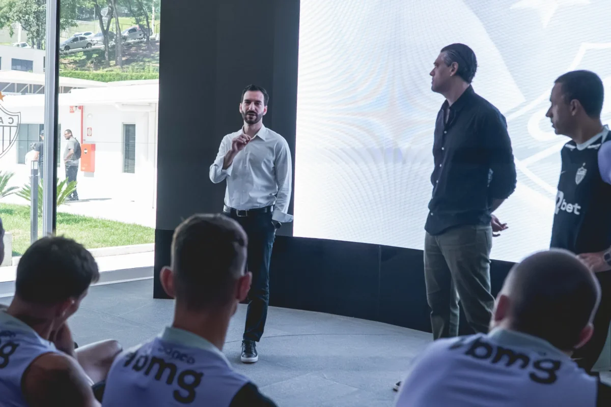 Reunião da diretoria do Atlético-MG com jogadores precede treino na Cidade do Galo