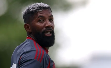 Rodinei, campeão da Libertadores, enfrenta acusação de abandono afetivo do filho. Rodinei, campeão da Libertadores, enfrenta acusação de abandono afetivo do filho.