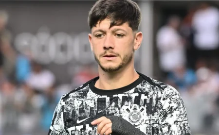 Rodrigo Garro se junta à crítica sobre gramados sintéticos: “Prejudica o corpo”