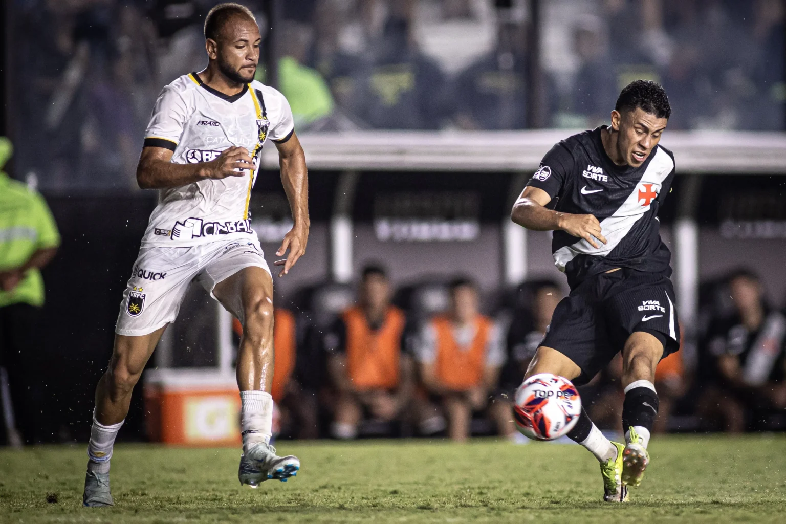 Rojas se destaca em estreia pelo Vasco e busca espaço entre os titulares: "Surpreso com o apoio"