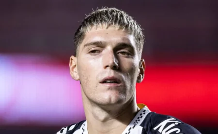 Rollheiser demonstra entusiasmo com convite de Riquelme e Santos abre negociação por atacante por US$ 16 milhões