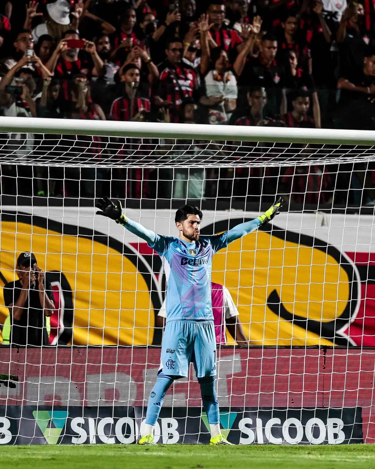 Rossi celebra primeira vitória do Flamengo no Brasileirão: "É preciso vencer fora para ser campeão"
