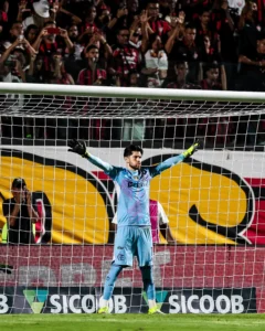 Rossi celebra primeira vitória do Flamengo no Brasileirão: "É preciso vencer fora para ser campeão"