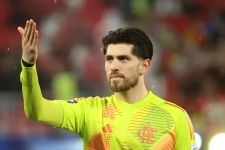 Rossi, goleiro do Flamengo, defende pênaltis em Lanús e já havia parado De la Cruz