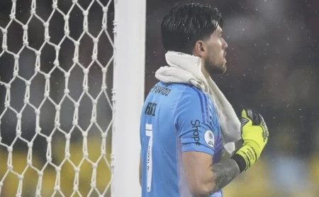 Rossi é vilão após falha em lance crucial do Lanús contra o Flamengo no Maracanã Rossi é vilão após falha em lance crucial do Lanús contra o Flamengo no Maracanã