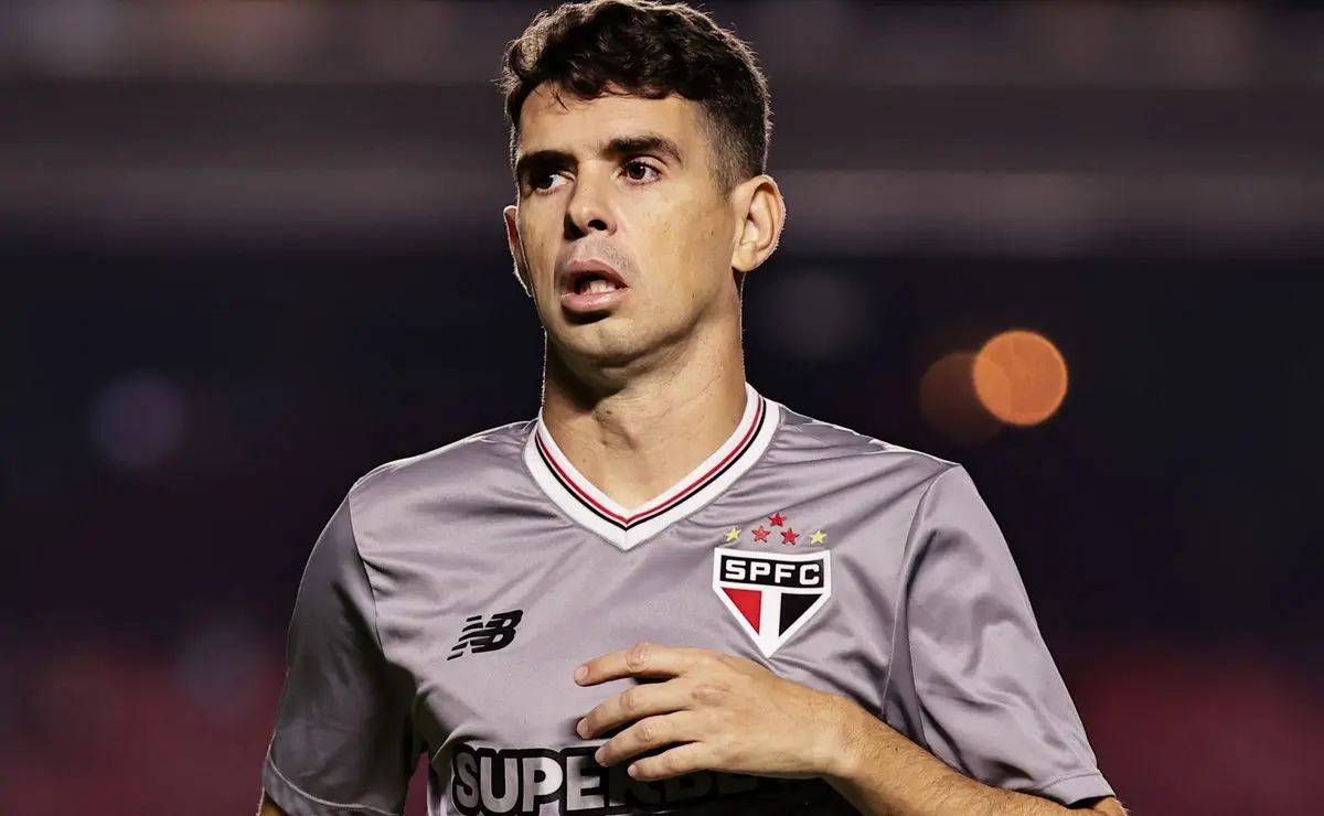 Rui Costa detalha divergência na rescisão de Oscar: A bola está com quem o representa Rui Costa detalha divergência na rescisão de Oscar: "A bola está com quem o representa"