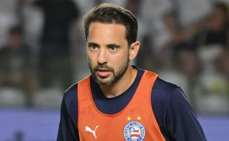 Saída de Everton Ribeiro do Bahia é bem vista pela torcida após eliminação; ex-Flamengo recebe críticas.