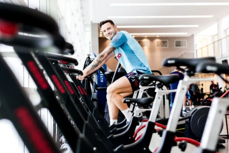 Saúl planeja retorno antecipado ao Flamengo e detalha recuperação cirúrgica