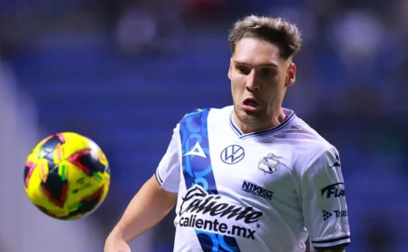 Santos anuncia busca por Emiliano Gómez, atacante do Puebla-MEX