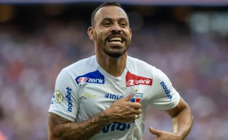 Santos atende Vojvoda e contrata Moisés, ex-Fortaleza, para jogar com Neymar