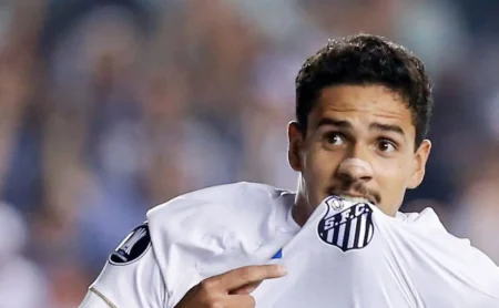 Santos busca Lucas Veríssimo, mas zagueiro permanece no Catar até 2027