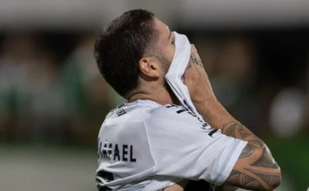 Santos busca fim de jejum contra o Athletico-PR em campo sintético