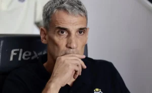 Santos confia em Vojvoda: apoio do elenco reforça o técnico em meio à pressão por resultados