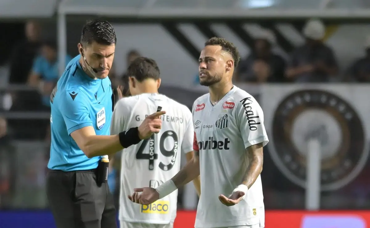 Santos critica decisão de Rafael Klein em relação às faltas de Thiago Mendes em Neymar Santos critica decisão de Rafael Klein em relação às faltas de Thiago Mendes em Neymar
