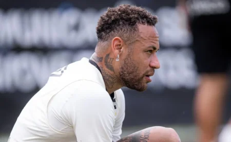 Santos define estratégia para possível retorno de Neymar, buscando minimizar expectativas