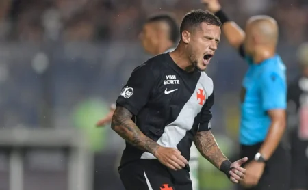 Santos define futuro de Philippe Coutinho e ex-Vasco não figura nos planos atuais