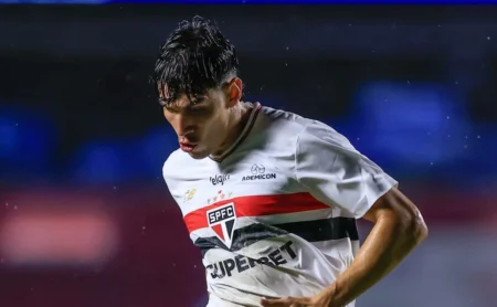 Santos demonstra interesse em Ferraresi, do São Paulo, mas ainda não formaliza oferta e estuda empréstimo para reforçar defesa
