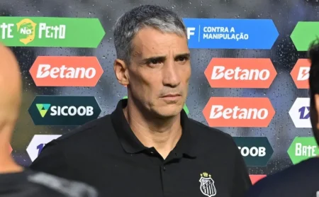 Santos e Vojvoda reconhecem necessidade de reforços após fase negativa e pressão por elenco mais robusto