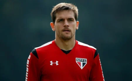 Santos estuda reforço na zaga: Rafael Tolói é sondado, mas não agrada a diretoria Santos estuda reforço na zaga: Rafael Tolói é sondado, mas não agrada a diretoria