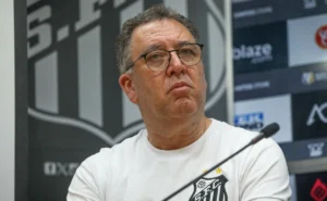 Santos fecha acordo com novo patrocinador master, em negócio de até R$ 40 milhões Santos fecha acordo com novo patrocinador master, em negócio de até R$ 40 milhões