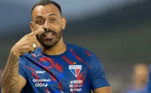 Santos fecha a contratação de Moisés por R$ 12 milhões e aguarda exames médicos.