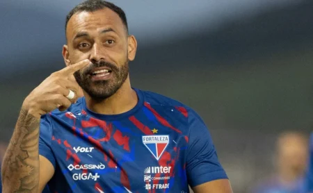 Santos fecha a contratação de Moisés por R$ 12 milhões e aguarda exames médicos.