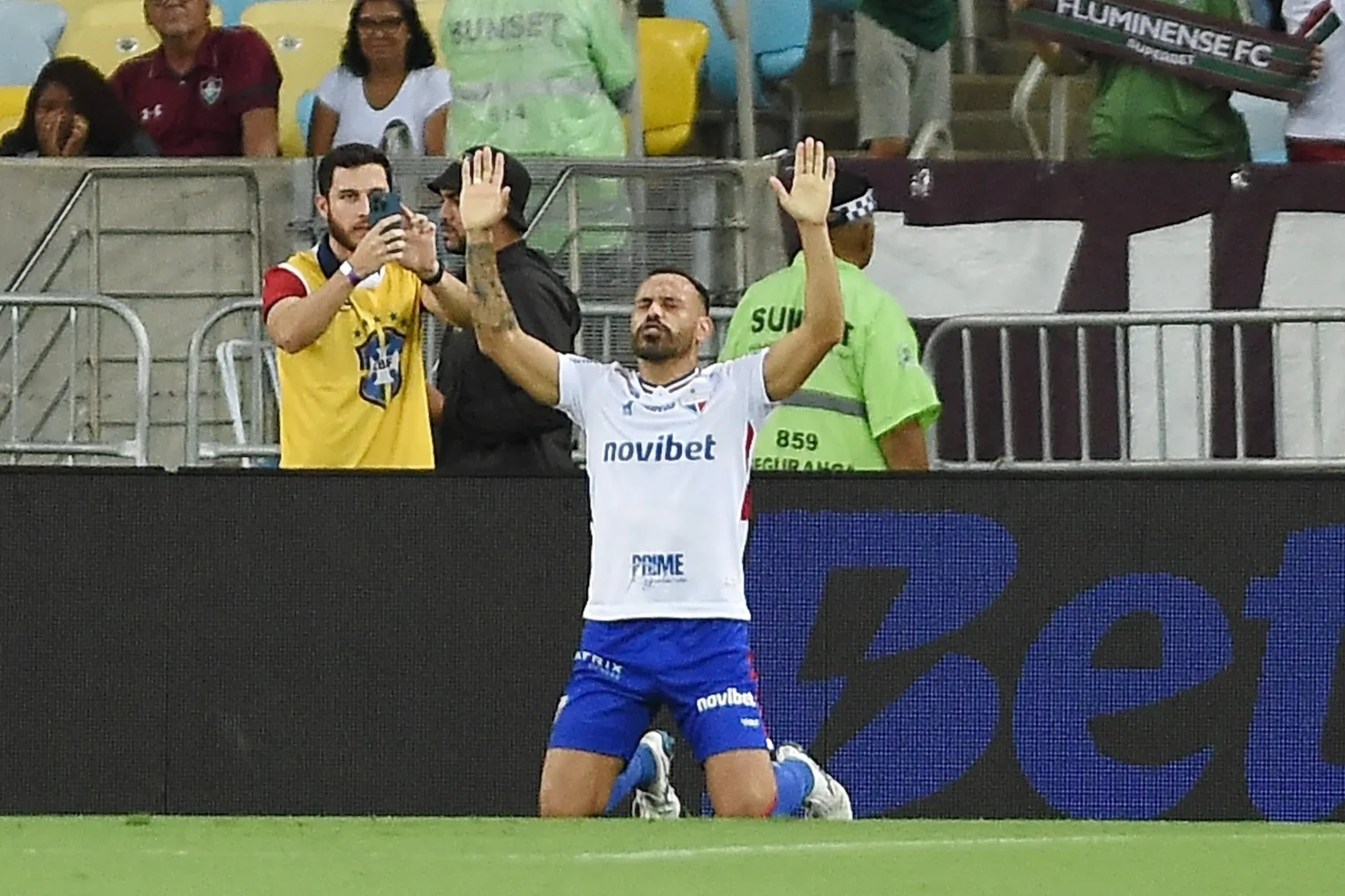 Santos negocia com o Fortaleza a contratação do atacante Moisés Santos negocia com o Fortaleza a contratação do atacante Moisés