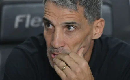 Santos procura volante, mas diretoria ainda não se convenceu com opções Santos procura volante, mas diretoria ainda não se convenceu com opções