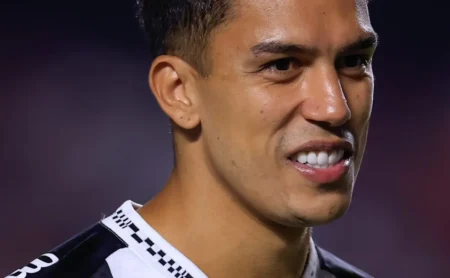 Santos rejeita oferta de R$ 20 milhões da MLS por Igor Vinícius e mantém lateral a pedido de Vojvoda