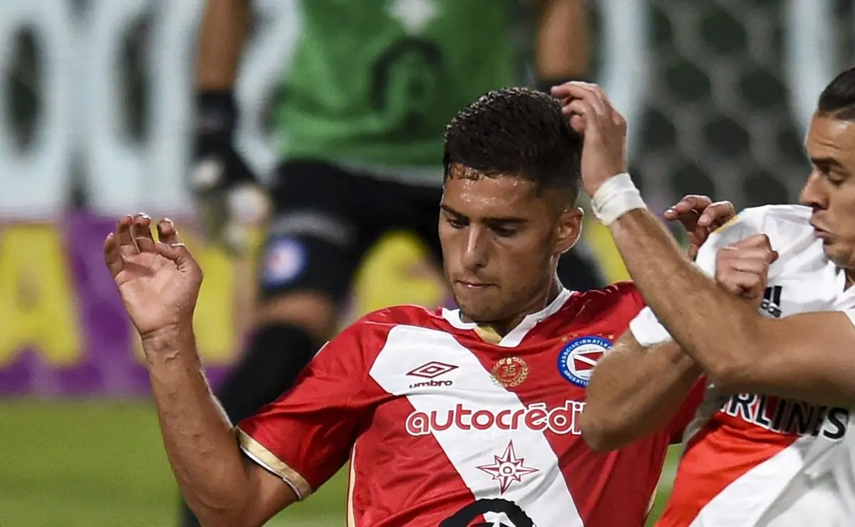 Santos se prepara para nova oferta por Di Cesare e zagueiro pressiona para deixar o Racing Santos se prepara para nova oferta por Di Cesare e zagueiro pressiona para deixar o Racing