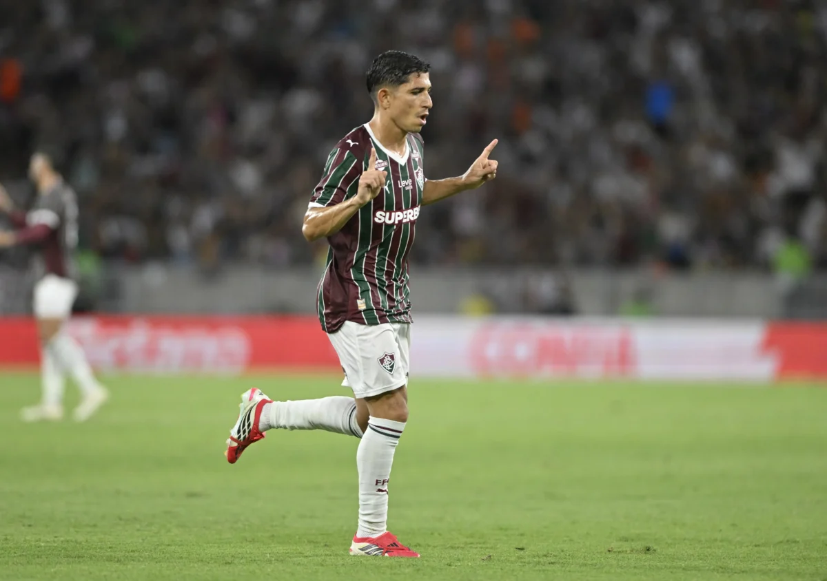 Savarino se adapta rapidamente ao Fluminense, marca e se destaca como versátil sob o comando de Zubeldía