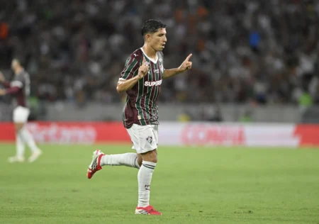 Savarino se adapta rapidamente ao Fluminense, marca e se destaca como versátil sob o comando de Zubeldía