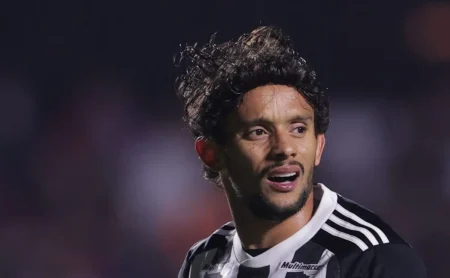 Scarpa e Willian Bigode se cumprimentam antes de Atlético-MG x América após polêmica financeira