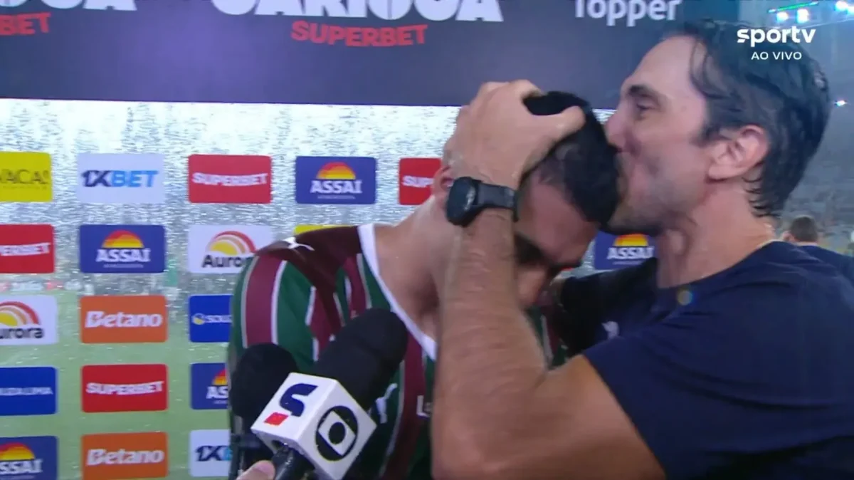 Serna marca como centroavante no Fluminense e recebe beijo de Zubeldia em lance improvisado