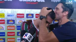 Serna marca como centroavante no Fluminense e recebe beijo de Zubeldia em lance improvisado