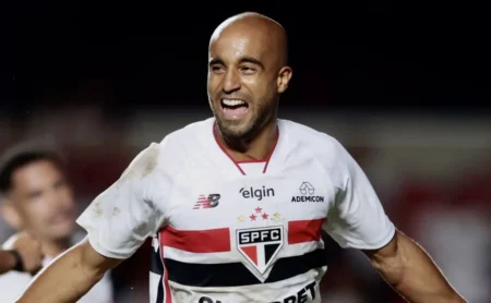 São Paulo abre o placar contra o Grêmio no Morumbi com gol de pênalti de Lucas Moura