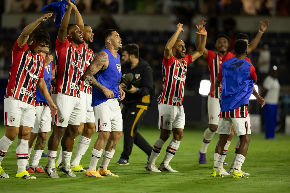 São Paulo assegura vaga em confronto disputado e demonstra versatilidade tática