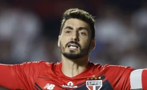 São Paulo cria chances, mas cede diante do Santos após erro na Vila Belmiro