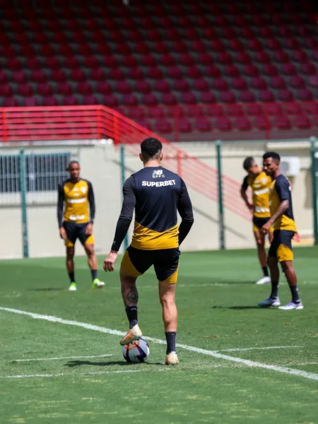 São Paulo: Crespo relaciona todos os jogadores para a semifinal após treino decisivo