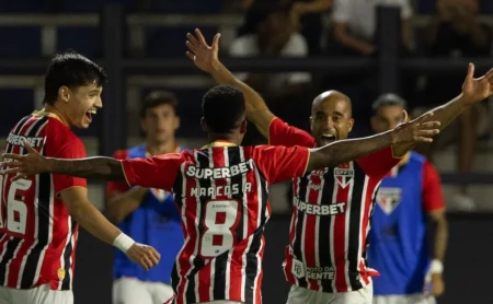 São Paulo derrota o RB Bragantino com gol de jogada ensaiada que chama a atenção São Paulo derrota o RB Bragantino com gol de jogada ensaiada que chama a atenção