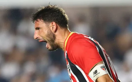 São Paulo e Santos empatam na Vila Belmiro com gol de Calleri e agravam crise do rival