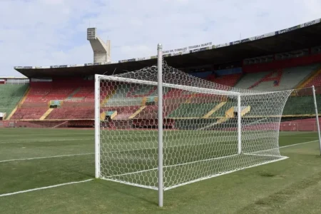 São Paulo enfrenta a Chapecoense no Canindé; estádio pode sediar final do Paulistão