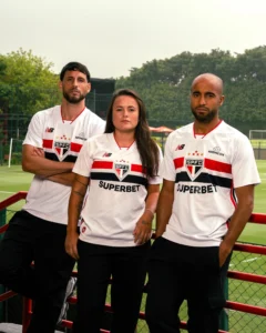 São Paulo revela nova camisa para 2026 após debate com conselheiros; confira as fotos