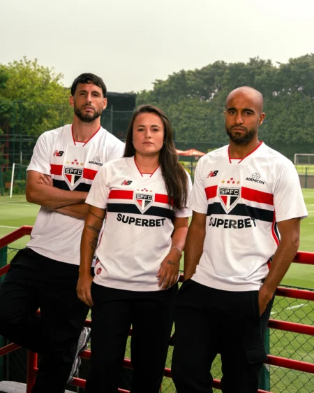 São Paulo revela nova camisa para 2026 após debate com conselheiros; confira as fotos
