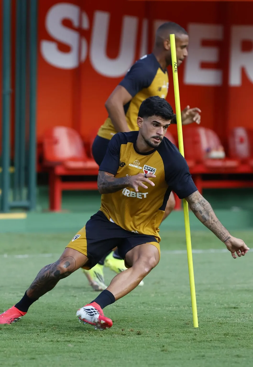 São Paulo treina com Cauly e testa formações diante do time B