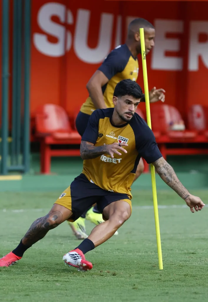 São Paulo treina com Cauly e testa formações diante do time B