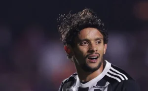 São Paulo tenta novamente contratar Gustavo Scarpa, mas Atlético-MG rejeita proposta.