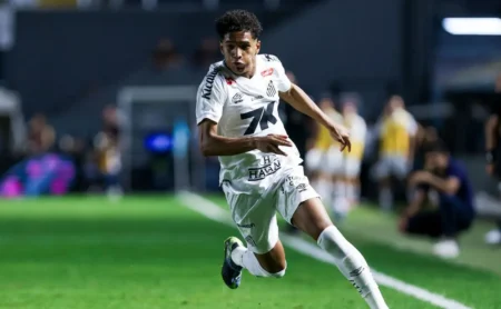 Souza estreia pelo Tottenham e se torna o brasileiro mais jovem da história do clube